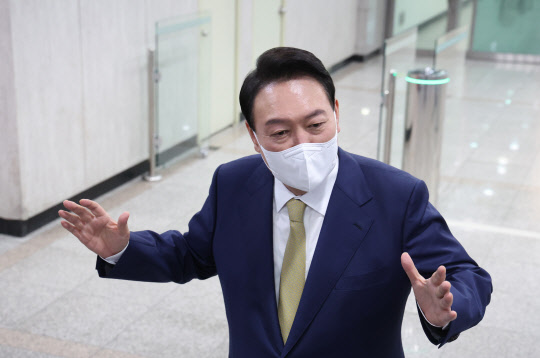 윤석열 대통령이 지난 13일 오전 서울 용산 대통령실 청사로 출근하며 기자들과 질의응답을 하고 있다. 연합뉴스